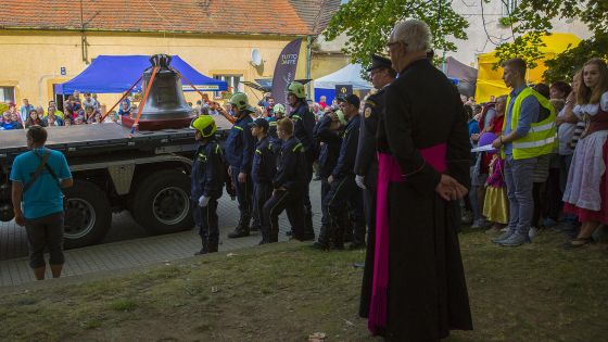 image:Image Nový zvon a stará pec přilákaly davy