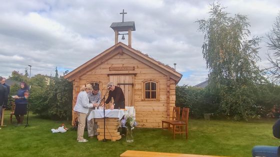 image:Image Postavili si kapličku na zahradě