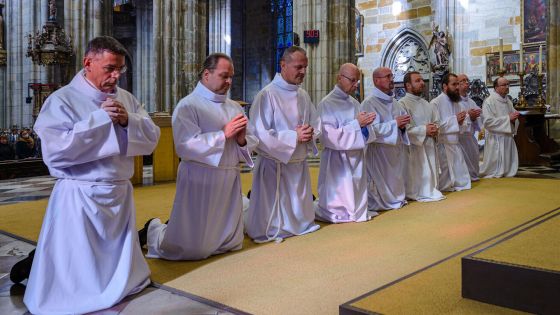 image:Image Svěcení přijalo devět trvalých jáhnů