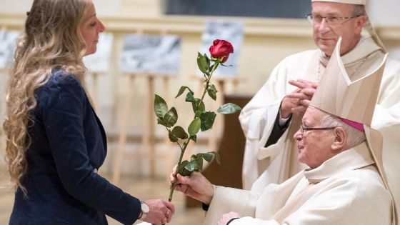 image:Image Dvacet osm lidí převzalo v den slavnosti sv. Hedviky z rukou biskupa Františka Lobkowicze a apoštolského administrátora Martina Davida ocenění za dlouholetou službu v církvi.