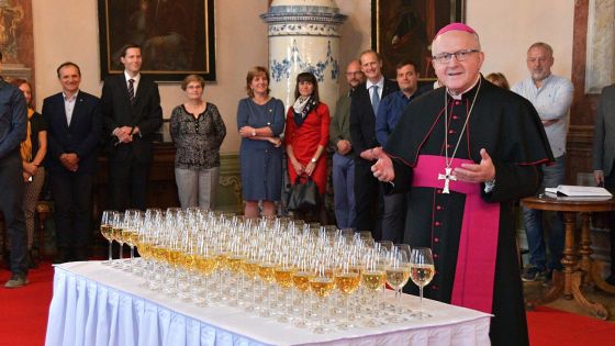 image:Image Starostové u biskupa