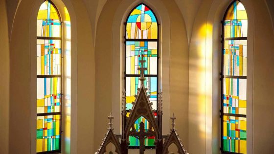 image:Image V Bílovicích mají nová vitrážová okna