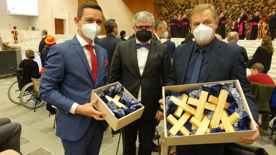 image:Image Papež požehnal křížky z trámů kostela po tornádu