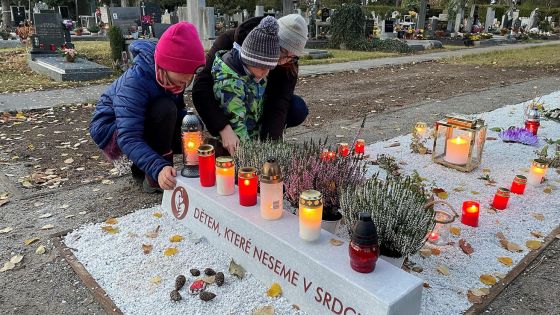 image:Image V úterý podvečer se lidé poprvé sešli na hřbitově sv. Otýlie na novém pietním místě, věnovaném předčasně zemřelým dětem.