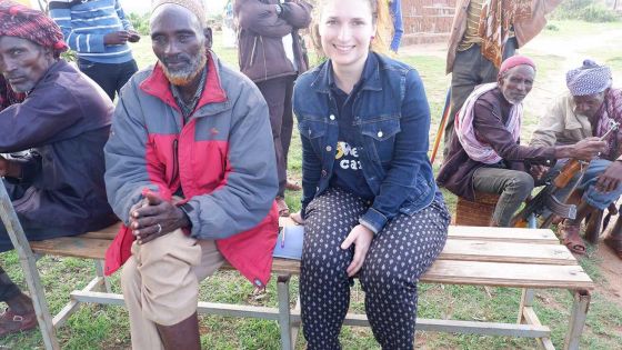 image:Image Lenka Pešková na monitorovací cestě v etiopské Borana Zone. Na fotografii společně s jedním z lídrů komunity, jež se věnuje tradičním metodám předpovídání počasí.