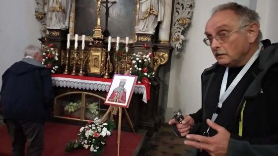 image:Image O „posledním loži“ sv. Ludmily v jí zasvěceném kostele vykládá tetínský jeskyňář Ladislav Pecka.