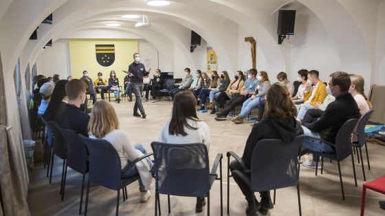 image:Image Tématem setkání mládeže s biskupem před slavností Krista Krále byla synoda a její uvedení do reality.