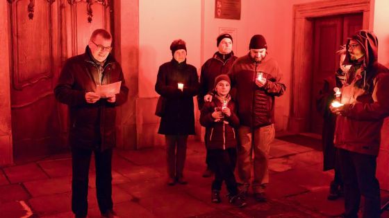 image:Image Barvou krve prolitou za víru byl ozářen 24. listopadu i portál kostela Nanebevzetí Panny Marie v Plzni, kde s účastníky Červené středy hovořil biskup Tomáš Holub.