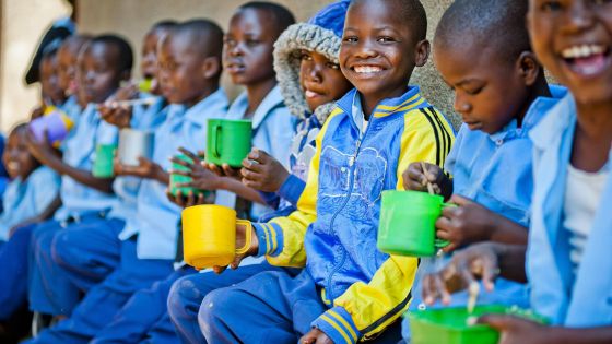 image:Image Díky školním stravovacím programům Mary’s Meals chodí do školy mnohem více dětí.