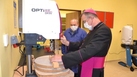 image:Image Biskup Martin David své návštěvy na škole využil k vyzkoušení si některých nástrojů v dílnách.