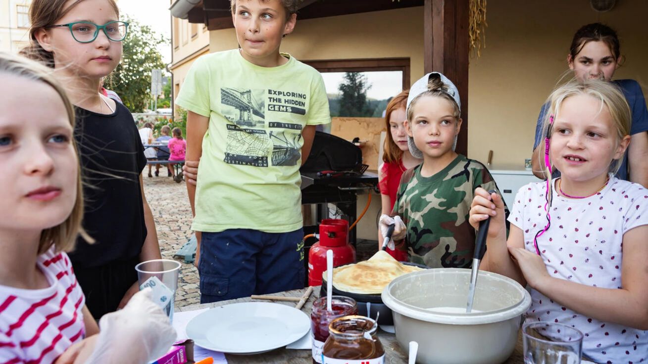 image:Image Konec školního roku oslavili rodiče a děti z farností v PrazeRadotíně, Třebotově a Černošicích v pondělí 24. června na radotínské farní zahradě. Zároveň oslavili narozeniny a kněžské výročí svého duchovního správce P. Timoteje Váchy. Do přípravy občerstvení se pustily i děti a usmažily výborné palačinky.
