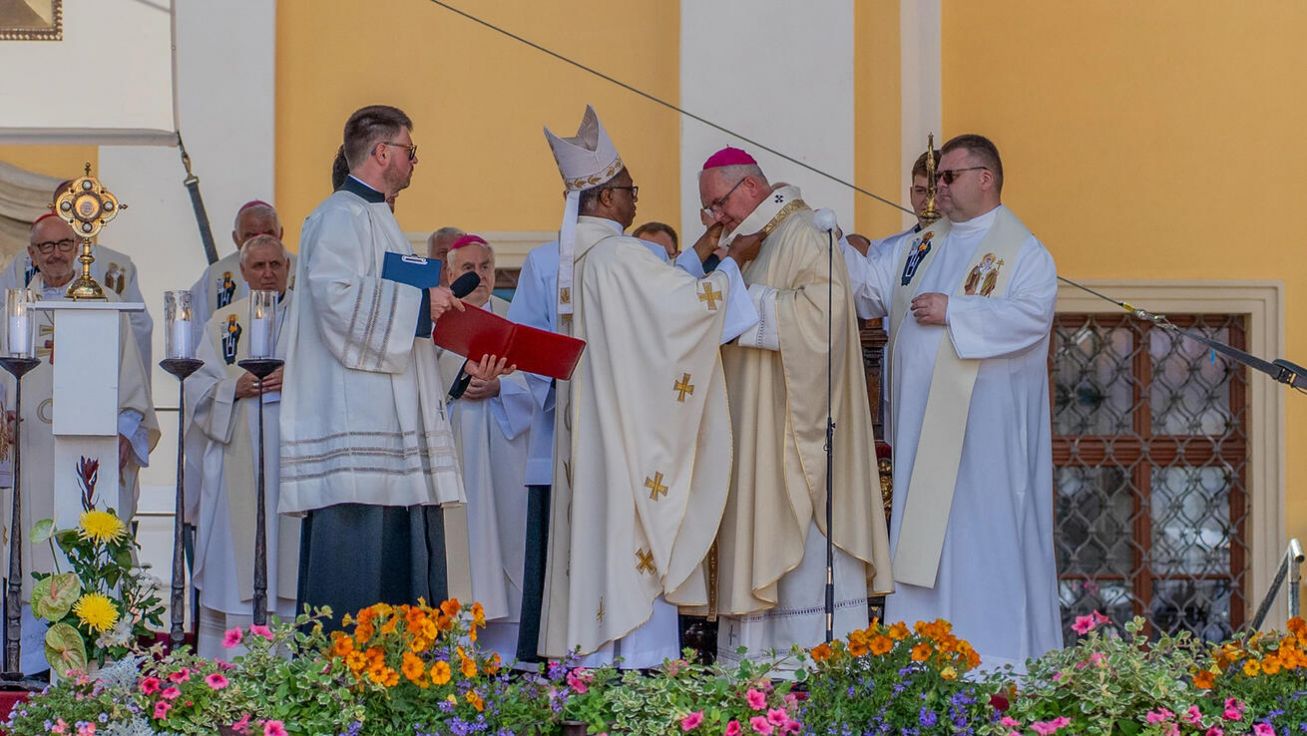 image:Image Pallium vložil na arcibiskupa Nuzíka nuncius.