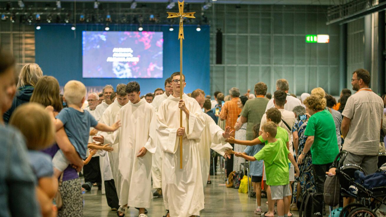 image:Image Před každou mší svatou i po ní procházel liturgický průvod celou konferenční halou. Pro děti to byla vítaná příležitost plácnout si nejen s ministranty, ale i se všemi kněžími. 