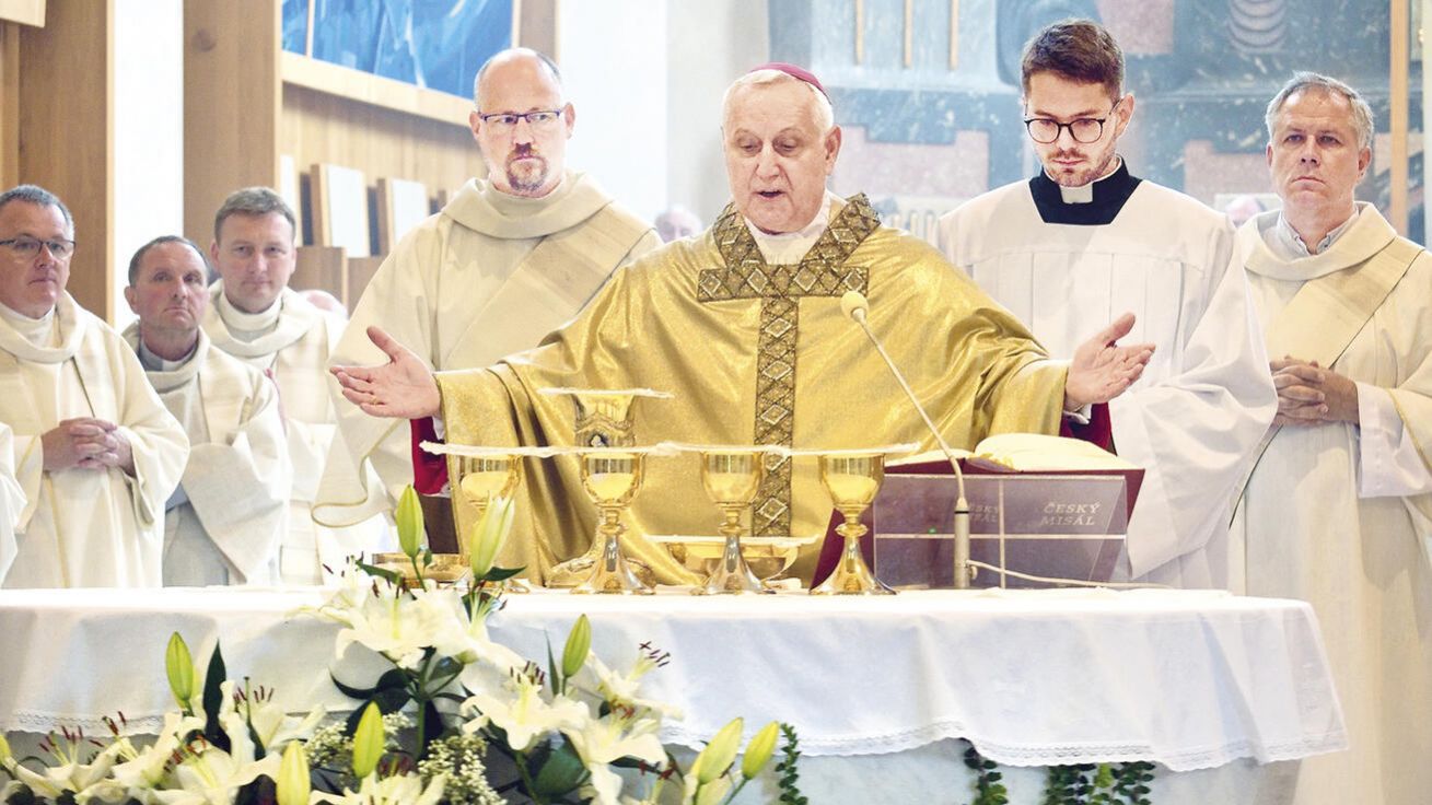 image:Image Mons. Vlastimil Kročil při sobotní oslavě v katedrále.
