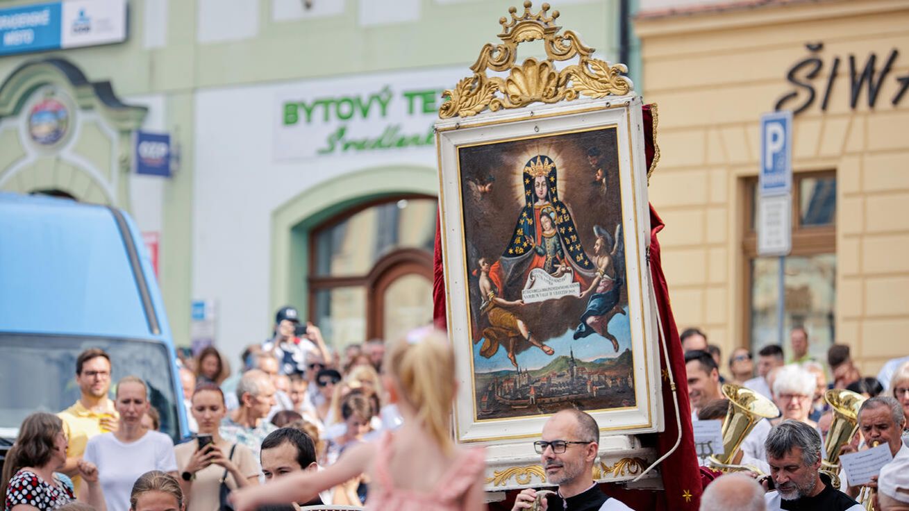 image:Image Součástí slavnostní bohoslužby bylo procesí s obrazem Klatovské madony. Již od roku 1699 každoročně prochází měst em.