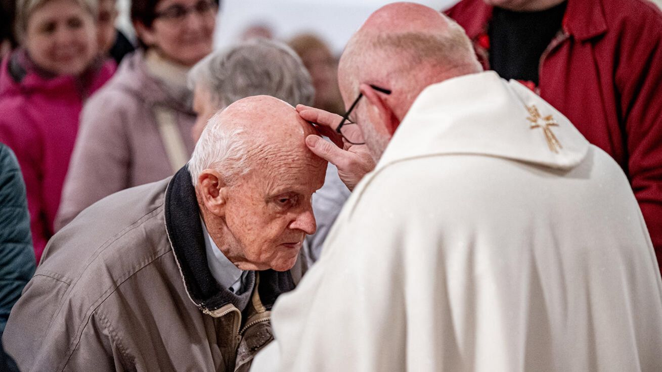 image:Image Každý měsíc v malé podhorské farnosti v Dobraticích uctívají ostatky sv. Šarbela, modlí se růženec a chvály. Je tu příležitost ke svátosti smíření, mše svaté a adoraci.