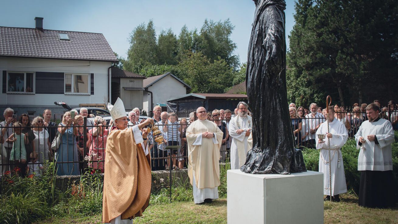 image:Image Bronzovou sochu patronky obce a kostela sv. Máří Magdalény mají od neděle 21. července v Dětmarovicích na Karvinsku. Při pouti ji požehnal velmistr Rytířského řádu křižovníků s červenou hvězdou P. Josef Šedivý OCr. Dosavadní duchovní správce P. Martin Pastrňák OCr. se nyní stěhuje podle rozhodnutí řádu na jižní Moravu, z Dětmarovic si odváží čestné občanství.
