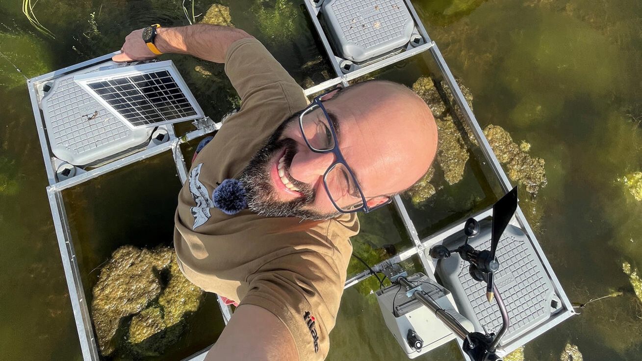 image:Image Hydrolog Václav Hradilek při výzkumu v terénu. Po přistání na tzv. výparoměru.