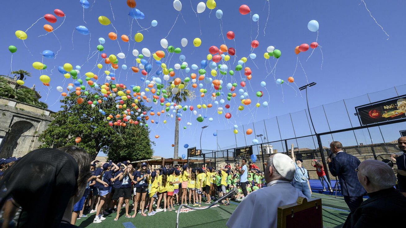 image:Image Papež s dětmi na příměstském táboře ve Vatikánu vyslal do světa balonky s poselstvím o Boží lásce.