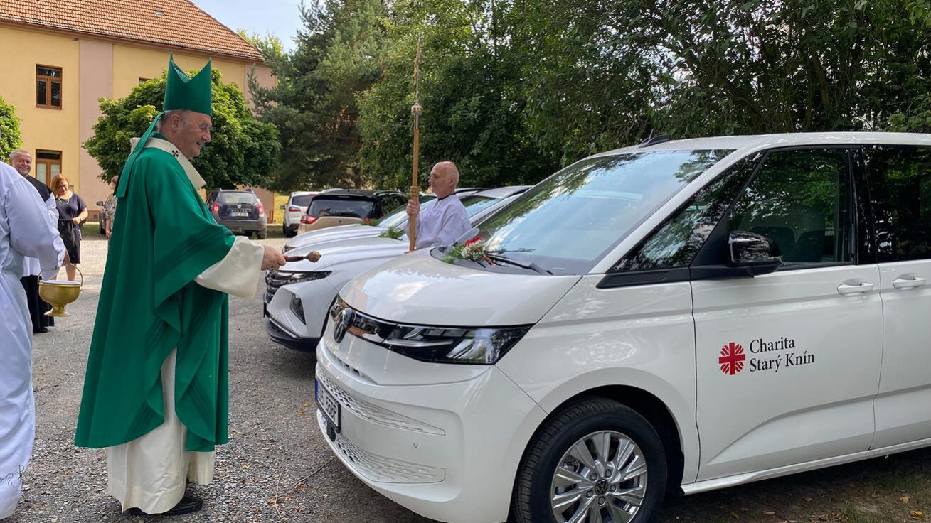 image:Image V Bratronicích požehnal arcibiskup Jan Graubner i několik nových vozů pro zaměstnance Charity Starý Knín.