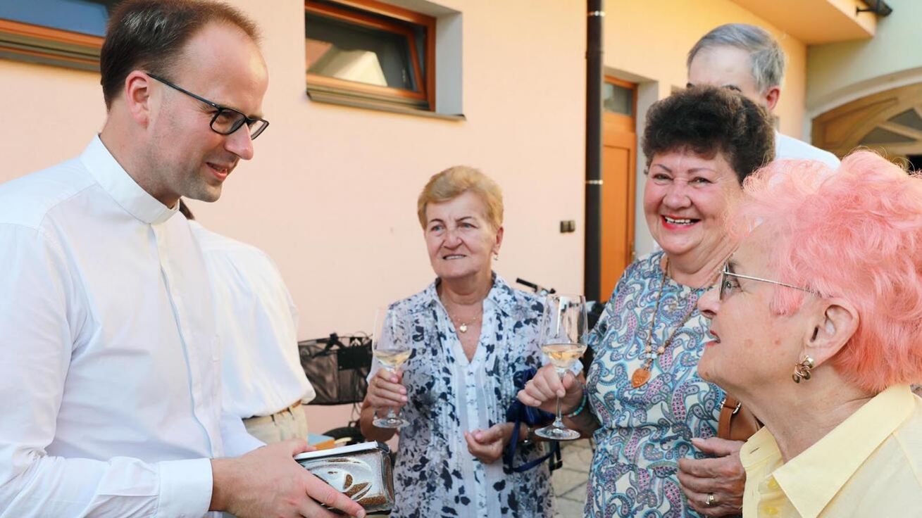 image:Image Při loučení byl v sobotu na farní zahradě P. Tomáš Koumal v obležení farníků.