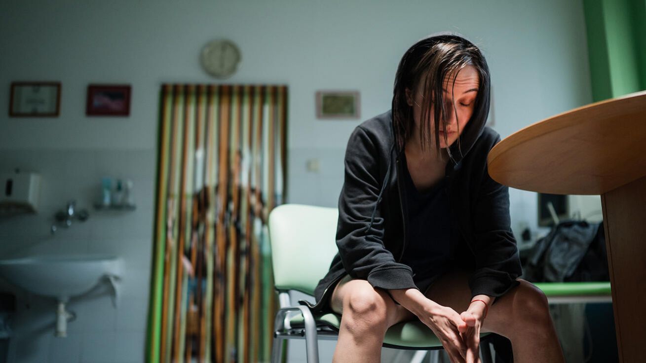 image:Image Filmová Michaela se postupně mění z krásky v trosku.