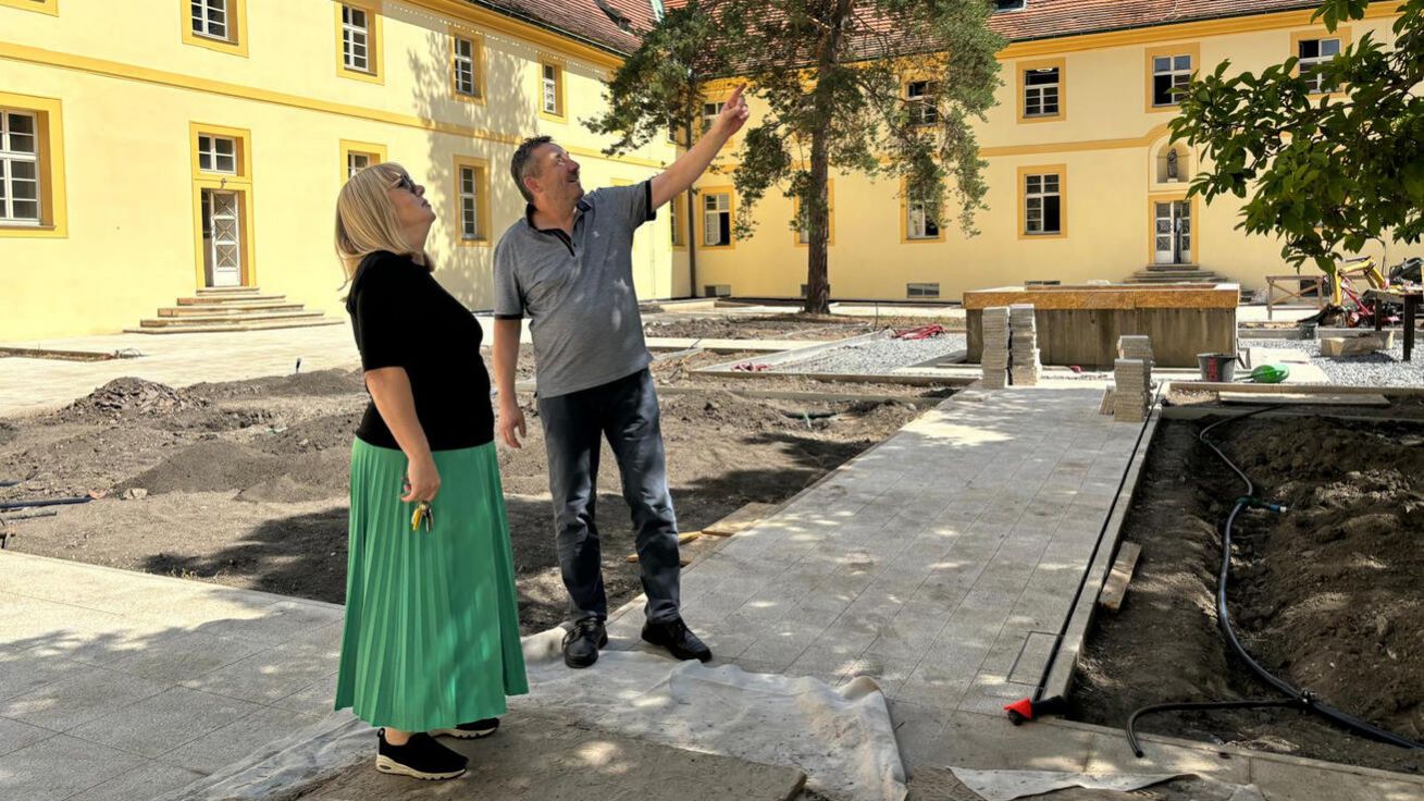 image:Image Jednatel Karel Matyska s primářkou Ivanou Doležalovou na rekonstruované zahradě nemocnice.