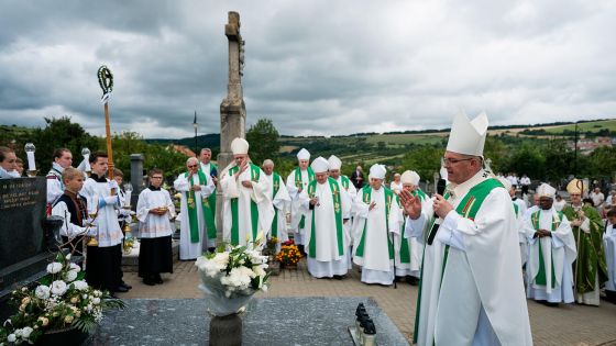 image:Image Biskupové u hrobu kněze a skladatele Mons. Josefa Olejníka.