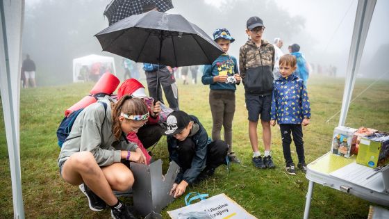 image:Image Své stanoviště na Prašivé měl i Most Ukrajiny. Kluci a děvčata si mohli vyzkoušet přilbu, tíhu neprůstřelné vesty nebo si postavit ojedinělá, českou firmou vymyšlená a vyráběná kamínka, na kterých si civilisté i vojáci mohou ohřát jídlo.