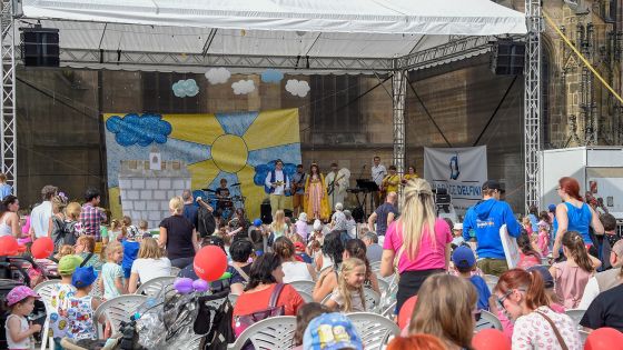 image:Image Stovky dětí zakončily školní rok na náměstí Republiky v Plzni.