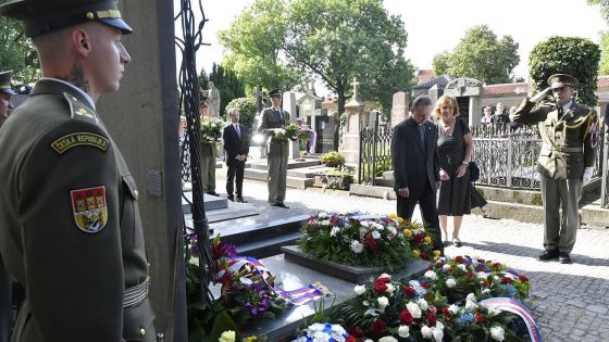 image:Image Po pietě položili také děkan Michal Němeček a neteř Milady Horákové květy u symbolického hrobu.