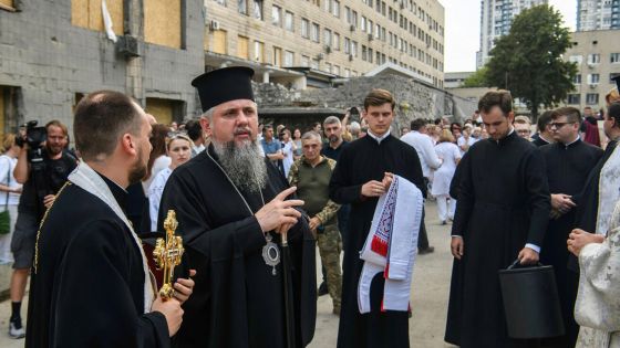 image:Image Modlitby za mrtvé po raketovém útoku na dětskou nemocnici v Kyjevě se účastnil i metropolita Epifanij, hlava Ukrajinské pravoslavné církve.