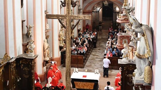 image:Image Věřící si spolu s premonstráty připomněli svátek blahoslaveného Hroznaty mší svatou v opatském kostele Zvěstování Panny Marie a doprovodným programem.