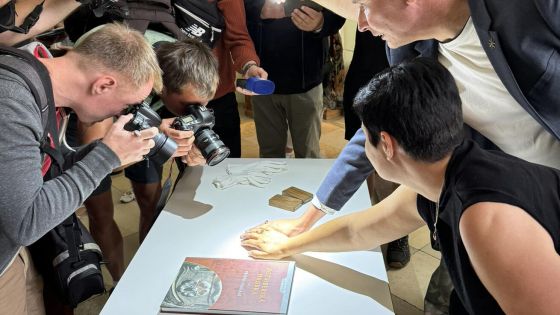 image:Image Vyšebrodský klášter představuje Závišův kříž i snubní prsten posledního Rožmberka.