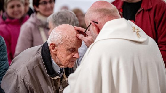 image:Image Každý měsíc v malé podhorské farnosti v Dobraticích uctívají ostatky sv. Šarbela, modlí se růženec a chvály. Je tu příležitost ke svátosti smíření, mše svaté a adoraci.