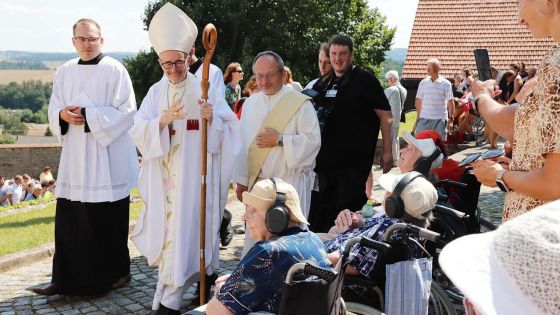 image:Image Kardinál Michael Czerny žehná vozíčkářům.