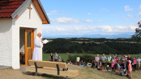 image:Image Opravenou kapli sv. Anny požehnal fulnecký farář P. Jozef Gruba SAC.