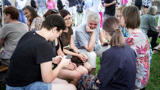 image:Image Debata ve skupince na farní zahradě.