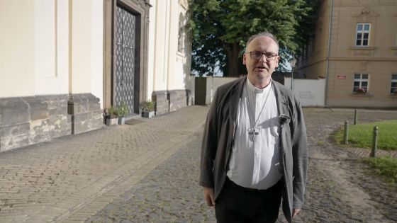 image:Image Biskup Stanislav Přibyl jako průvodce před katedrálou.