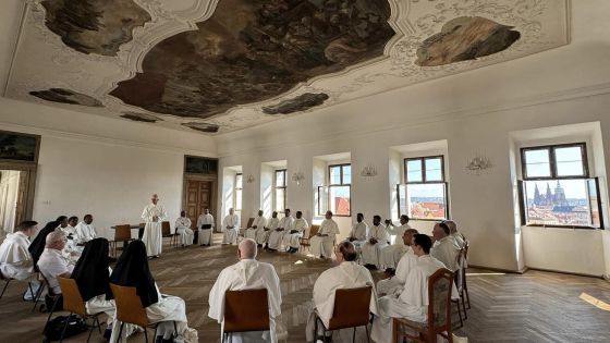 image:Image ZÁSTUPCI PREMONSTRÁTSKÝCH KLÁŠTERŮ Z CELÉHO SVĚTA tráví tyto dny v Praze. Generální kapitula řádu, která se koná jednou za šest let a hostí ji tentokrát Strahovský klášter, trvá do 3. srpna a účastní se jí zhruba 110 delegátů. Kromě společného debatování o dalším směřování řádu mají bratři prostor i na modlitbu – scházejí se ke mším svatým i nešporám.