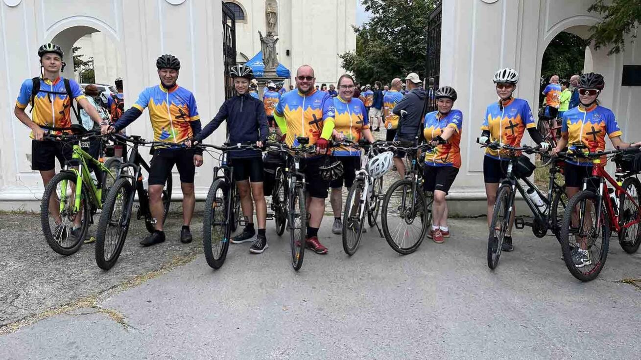 image:Image Na pouť vyjeli cyklisté od klášterního kostela Nanebevzetí Panny Marie v Uherském Brodě.