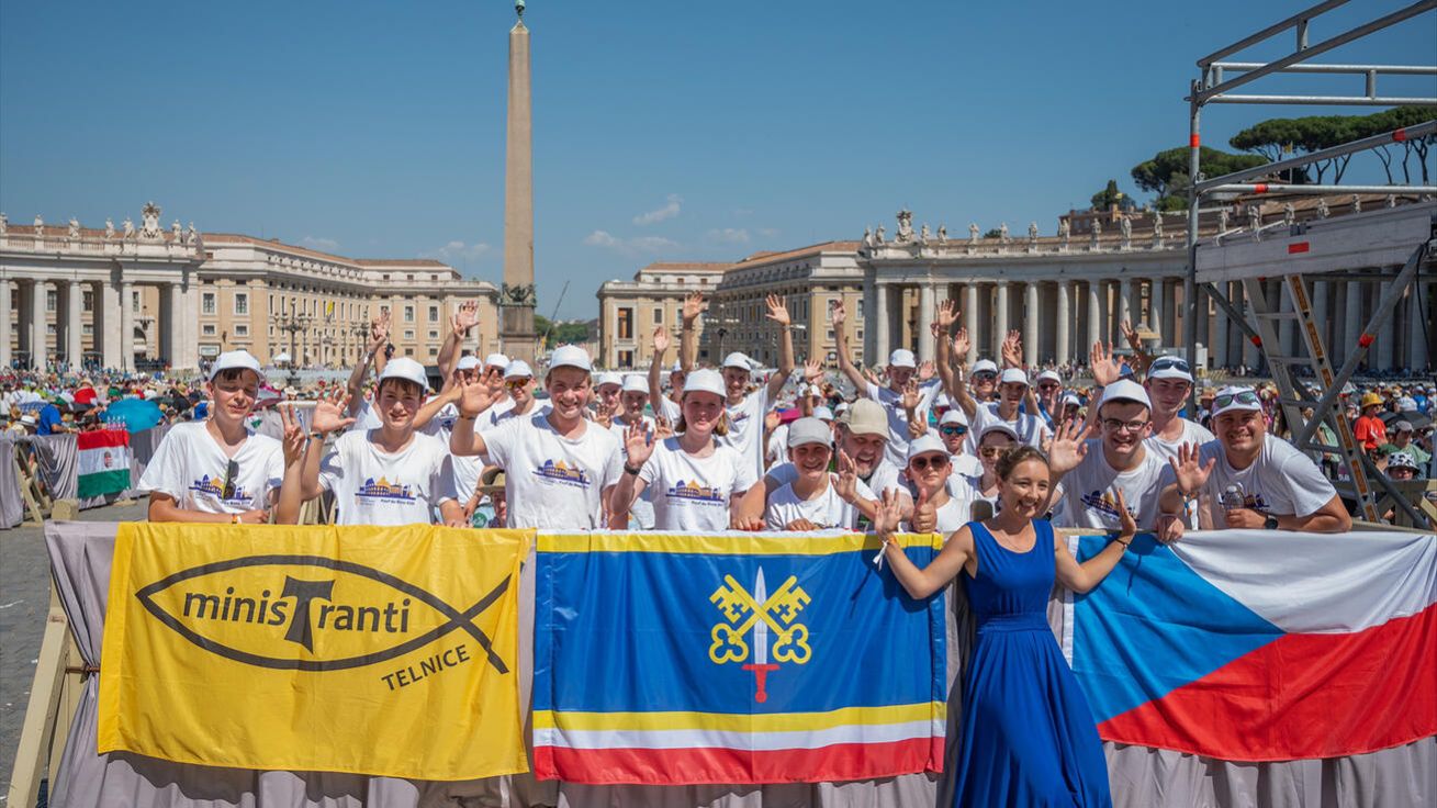 image:Image Ministranti z Česka společně s moderátorkou Kristýnou Šimůnkovou si z Říma odvážejí podle svých slov „pocit vděčnosti a přijetí“.