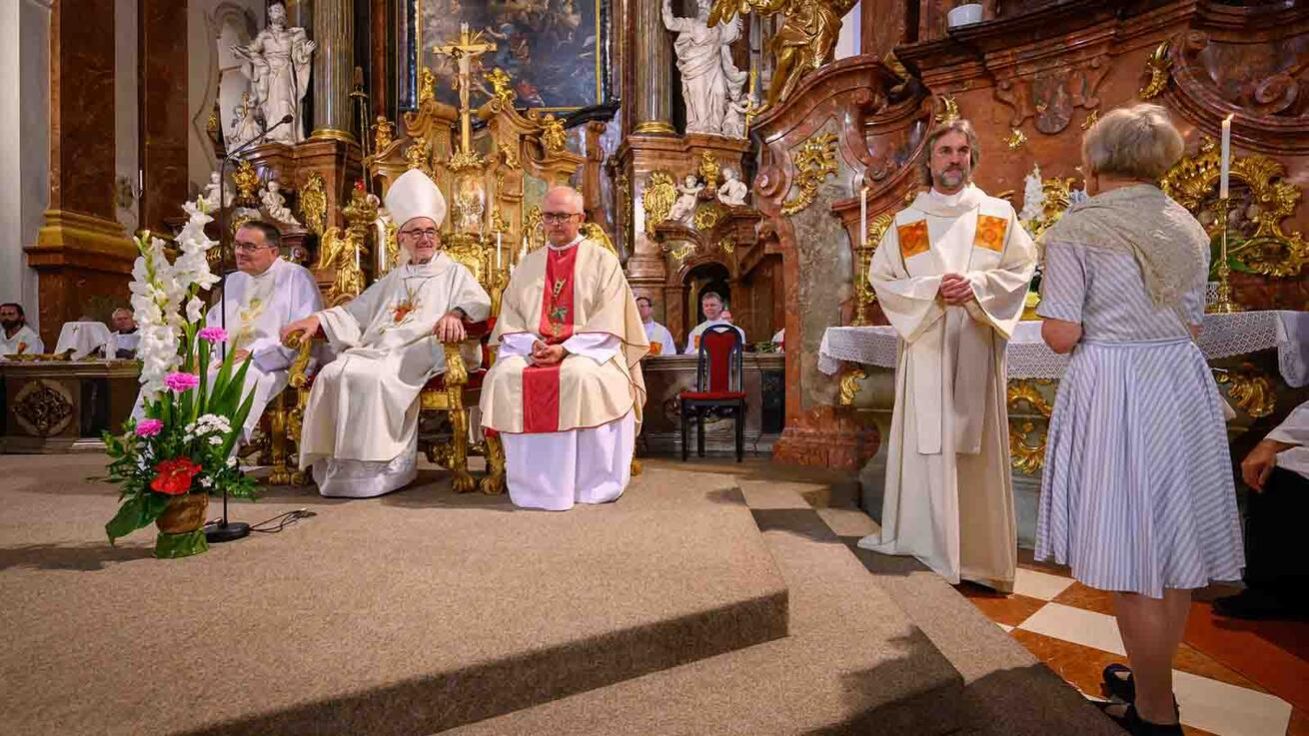 image:Image DO JEZUITSKÉHO KOSTELA v centru Prahy minulou středu proudili bratři z celé ČR i jejich přátelé a celou rezidencí se táhla vůně guláše. Zaplněný kostel sv. Ignáce pak spolu s P. Miroslavem Heroldem prožil jeho slavné (poslední) sliby. Hlavním celebrantem byl blízký spolupracovník papeže, kanadský kardinál a brněnský rodák Michael Czerny, který poskytl KT rozhovor (viz str. 2). „Naše církev se učí, jak být více synodální a misijní. Otec Miroslav jí má mnoho co nabídnout z pokladů ignaciánské spirituality. Modleme se, aby se naše církev učila stále více, jak být synodální, jak být misijní, jak přinášet dobrou zvěst Ježíše Krista našemu chudému a trpícímu světu,“ zdůraznil kardinál na konci mše.