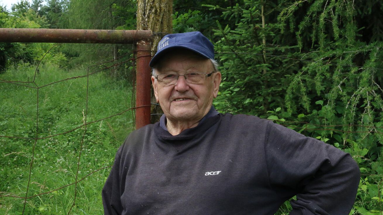 image:Image Jiří Neužil u lesa na pozemku, který dostal od prarodičů.