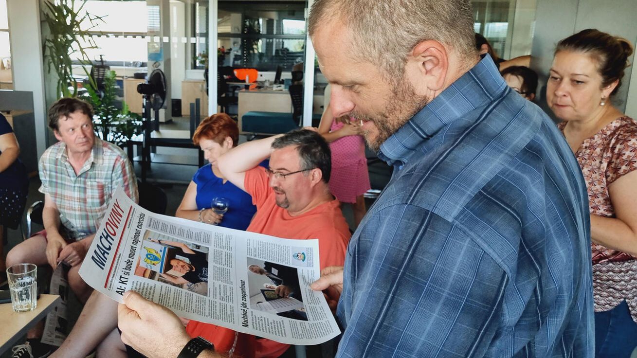 image:Image Jiří Macháně se „zvláštním“ vydáním KT.