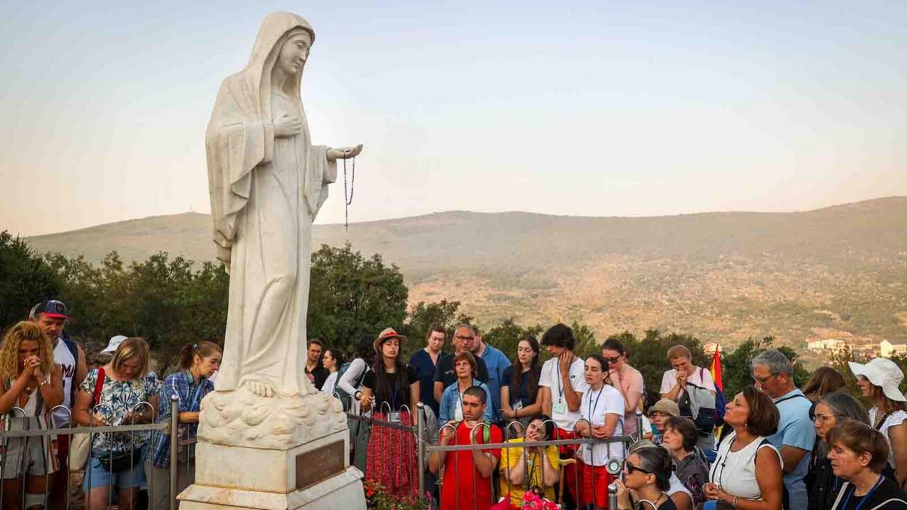 Mír ve svých domovinách svěřili Panně Marii na medžugorském Mladifestu mladí lidé z 80 zemí světa. image:Image Mír ve svých domovinách svěřili Panně Marii na medžugorském Mladifestu mladí lidé z 80 zemí světa.