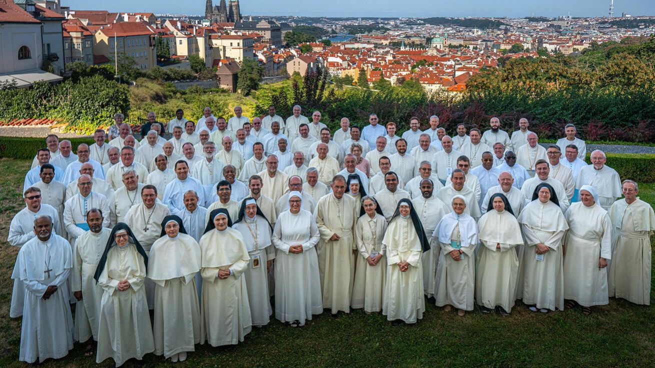 image:Image SETKÁNÍ PREMONSTRÁTŮ, TAKZVANÁ GENERÁLNÍ KAPITULA, se koná jednou za šest let. Tentokrát ji hostil Strahovský klášter (skončila 3. srpna), a tak se zástupci premonstrátů z celého světa vyfotili u kláštera s výhledem na Prahu. „Mezinárodní setkání jsou nesmírně vzácná a inspirující. Pestrost modliteb, životů, úkolů. Jednota v mnohosti,“ shrnul želivský opat P. Tadeáš Spišák.