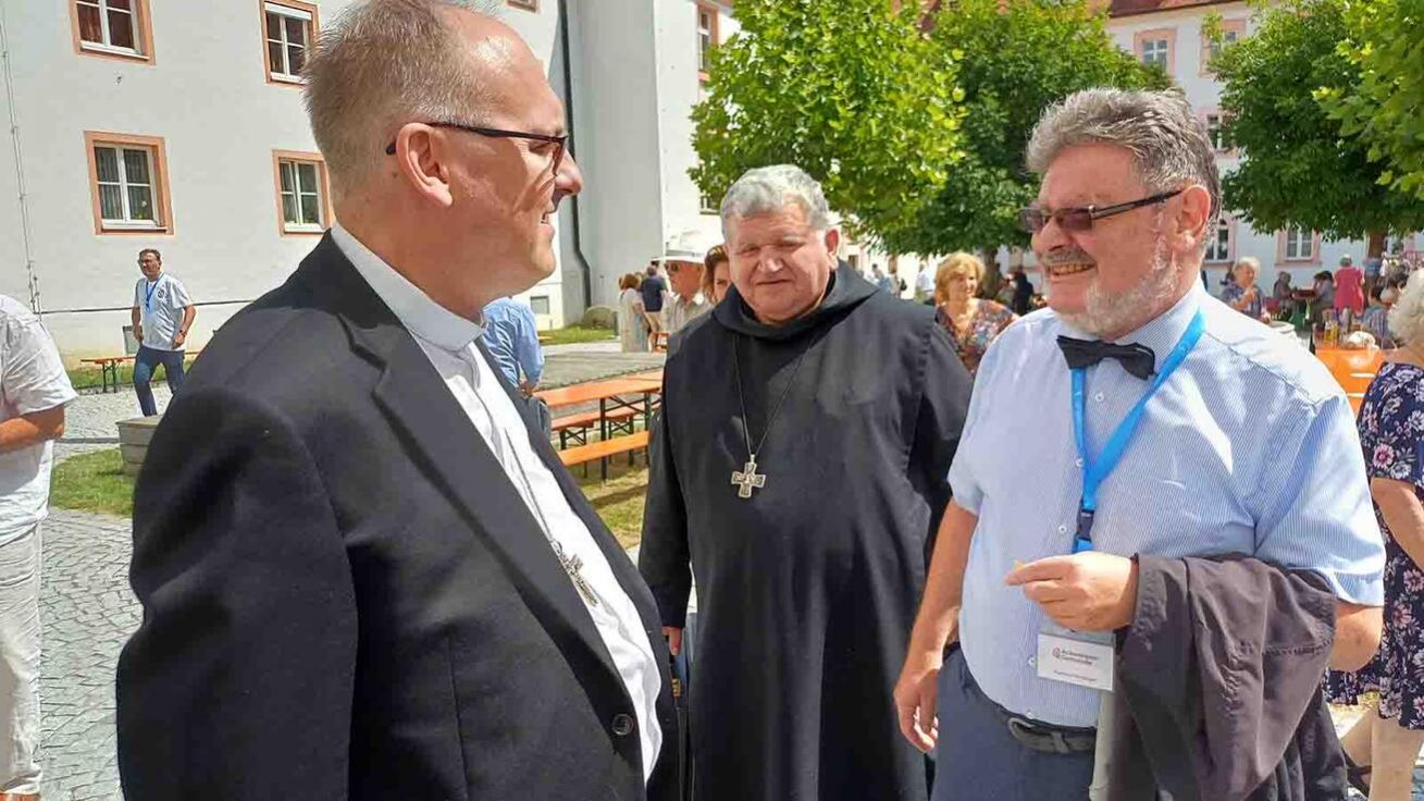 image:Image Biskup Přibyl, arciopat Siostrzonek a historik Manfred Heerdegen na klášterním dvoře v Rohru.