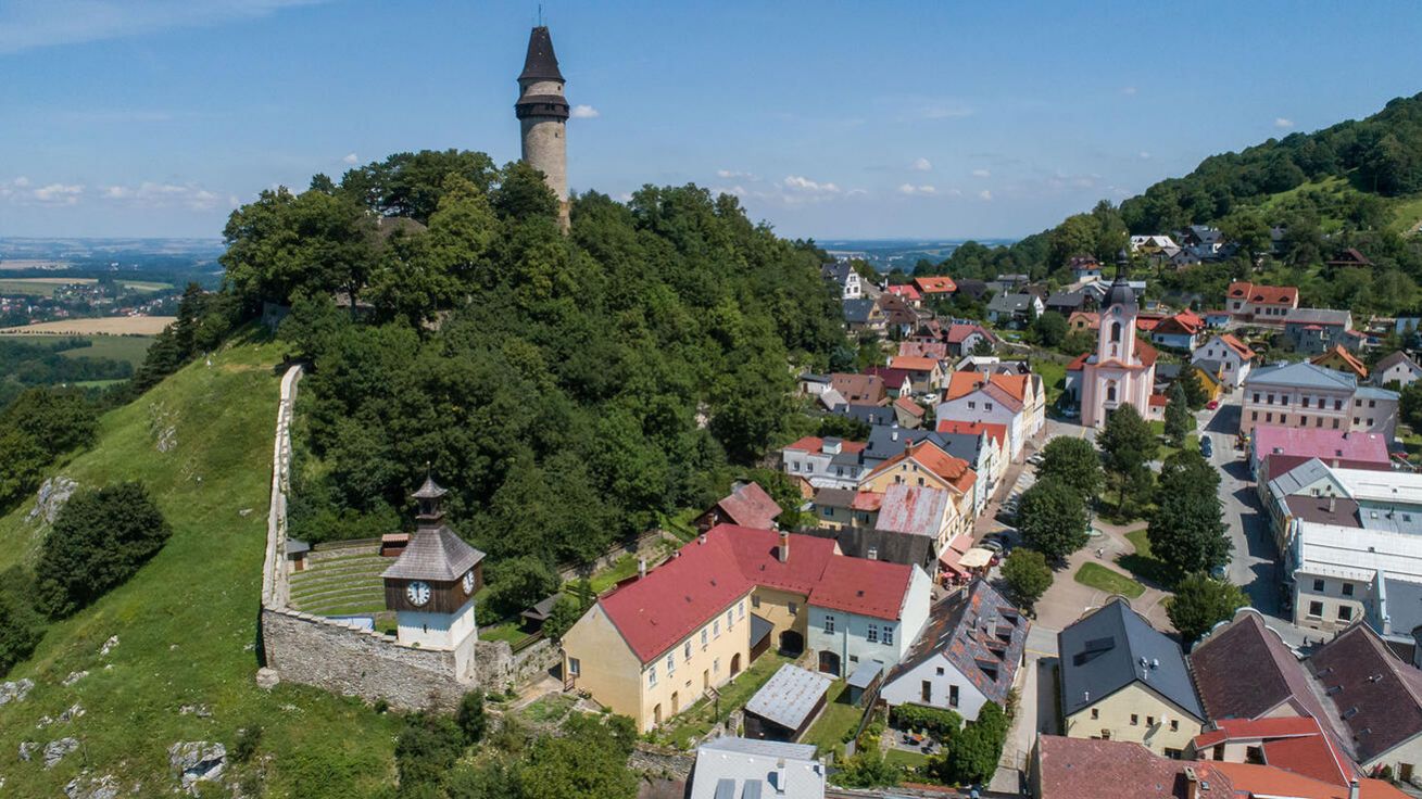 image:Image Pod štramberskou Trúbou a „Pod starou věží“ je fara vidět i z ptačí perspektivy (na snímku v popředí).