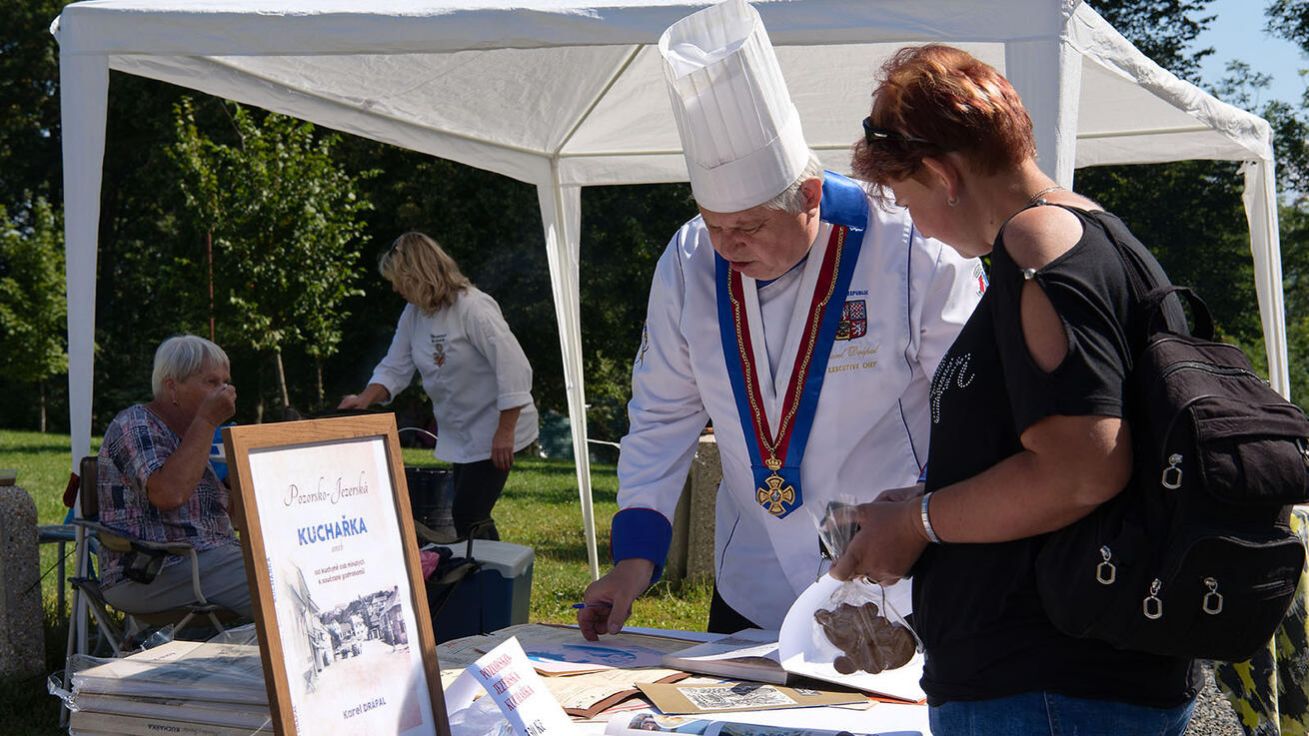 image:Image Kuchaři a cukráři prožili v sobotu na Svatém Hostýně pouť ke sv. Vavřinci. Vedle bohoslužby v bazilice svého patrona oslavili také nabídkou valašské kyselice, perníčků a mnoha dalších dobrot, potřeb pro cukráře nebo kulinářské literatury.